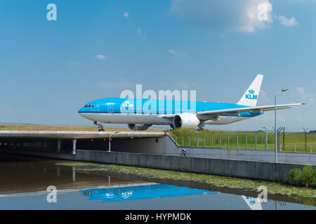 SCHIPHOL, Pays-Bas - 4 juin 2016 : Air France-KLM à l'avion roulait sur la piste de l'aéroport d'Amsterdam-Schiphol Banque D'Images