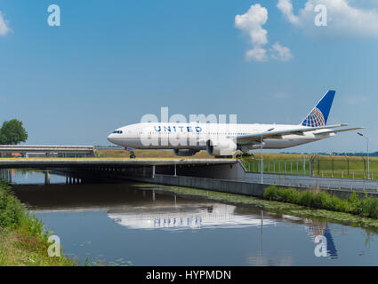 SCHIPHOL, Pays-Bas - 4 juin 2016 : la piste de roulage de l'avion sur l'aéroport Schiphol d'amsterdam Banque D'Images