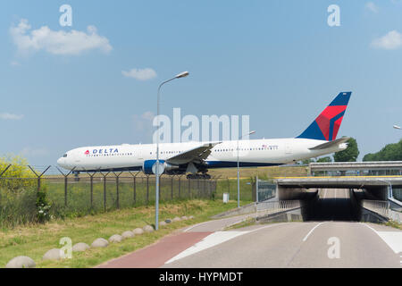 SCHIPHOL, Pays-Bas - 4 juin 2016 : Delta Airlines avion roulait sur la piste sur l'aéroport de Schiphol Banque D'Images