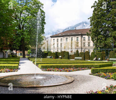 Chur, Suisse - 27 Avril 2016 : Public Citizen jardin orné de fleurs, des espaces verts et de la fontaine Banque D'Images