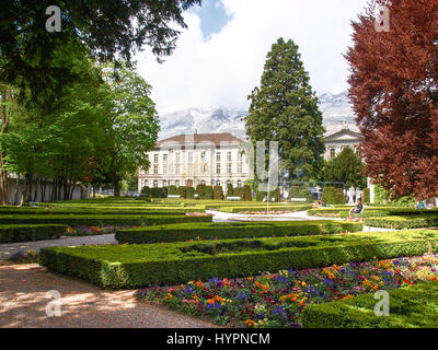 Chur, Suisse - 27 Avril 2016 : Public Citizen jardin orné de fleurs, des espaces verts et de la fontaine Banque D'Images