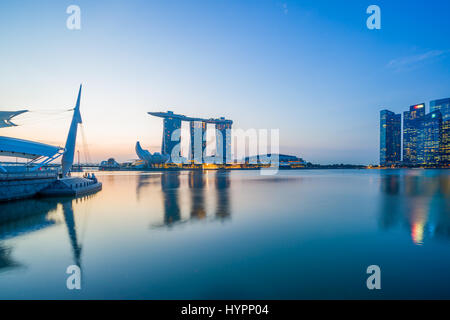 La ville de Singapour, Singapour - février 10, 2017 : Avis de Marina Bay Sands au lever du soleil. Billet, à Singapour le 10 février 2017 Banque D'Images