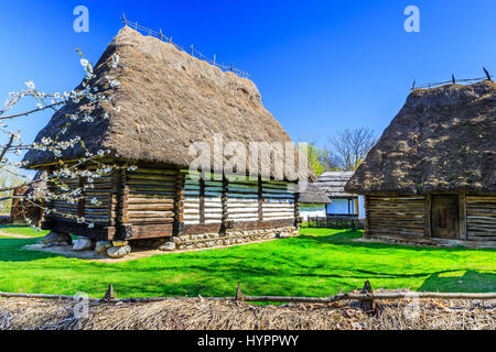 Bucarest, Roumanie. Ancienne maison traditionnelle dans le village museum. Banque D'Images