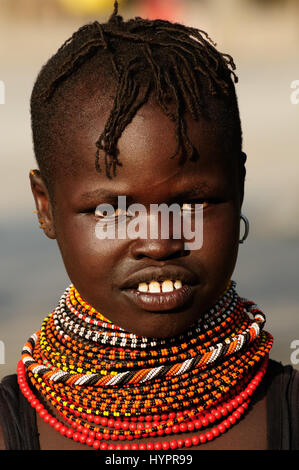 LOIYANGALANI, KENYA - 14 juillet : Portrait petite fille africaine de la tribu Turkana dans l'habit traditionnel en transit vers le marché au Kenya,Loiyangalani dans Banque D'Images