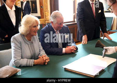 Le Prince de Galles et la duchesse de Cornouailles sont indiqués des artefacts et des manuscrits au cours d'une visite à la salle de concerts Musikverein en Autriche le neuvième jour de sa tournée européenne. Banque D'Images