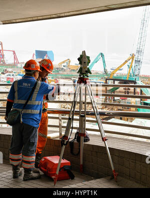 Hong Kong, Hong Kong - 7 mars 2016 : les travailleurs asiatiques dans des casques d'ingénierie sur le site de construction à Hong Kong. Banque D'Images