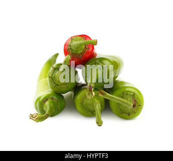 Groupe des verts frais piment jalapeno chaud et un rouge au-dessus sur le dessus de la pyramide, isolé sur fond blanc, Close up, augmentation de la vue d'en haut, Banque D'Images