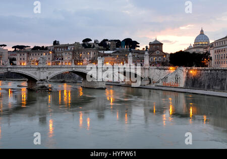 Vue sur le pont Vittorio Emanuele II à Rome à soir Banque D'Images