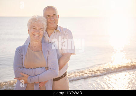 Man and Woman embracing sur la plage Banque D'Images