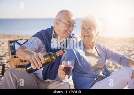 Man pouring red wine Banque D'Images