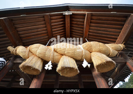 Corde de paille sacré en face de la salle de prière d'Izumo-taisha , Préfecture de Shimane, Japon Banque D'Images