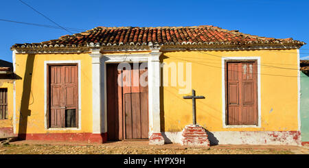 Façade de la maison coloniale construite par les colonisateurs espagnols par l'une des rues de Trinidad à Cuba dans la ville la plus touristique Banque D'Images