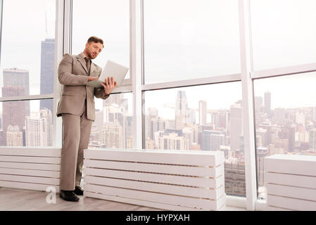 Serious businessman travaillant au bureau Banque D'Images
