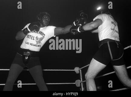 World Heavyweight Champion Sonny Liston (l) tire une gauche à un partenaire d'entraînement au combat d'une exposition à l'Empire Pool, Wembley. Banque D'Images