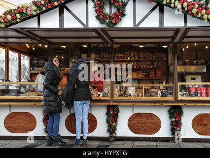 Vilnius, Lituanie - 4 décembre 2016 : les gens à la maison de souvenirs de Noël au marché sur la place de la Cathédrale, Vilnius, Lituanie. Banque D'Images