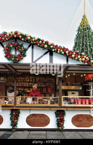 Vilnius, Lituanie - 4 décembre 2016 : Trader au marché de Noël à la maison de souvenirs sur la place de la Cathédrale, Vilnius. Banque D'Images