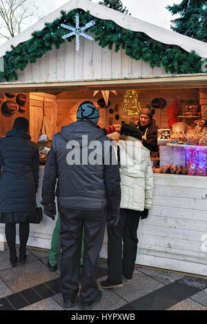 Vilnius, Lituanie - 4 décembre 2016 : les gens à Noël à Noël de décrochage dans le marché, Place de la cathédrale de Vilnius. Banque D'Images