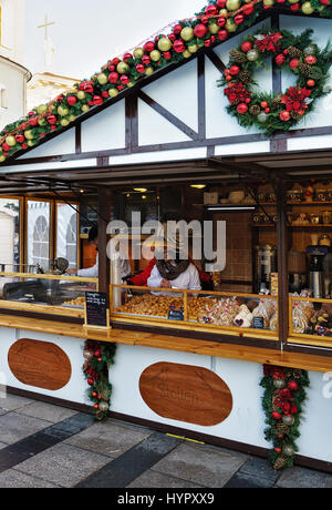 Vilnius, Lituanie - 4 décembre 2016 : Trader au marché de Noël sur la maison de souvenirs sur la place de la Cathédrale, Vilnius. Banque D'Images