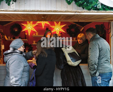 Vilnius, Lituanie - 4 décembre 2016 : les gens à Noël en décrochage du marché de Noël sur la place de la Cathédrale, Vilnius. Banque D'Images