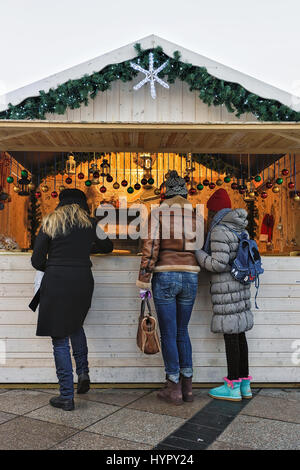 Vilnius, Lituanie - 4 décembre 2016 : les gens à Noël Marché de Noël à blocage sur la place de la Cathédrale, Vilnius. Banque D'Images