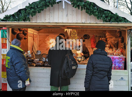 Vilnius, Lituanie - 4 décembre 2016 : les gens à Noël en décrochage du marché de Noël à la place de la Cathédrale, Vilnius. Banque D'Images