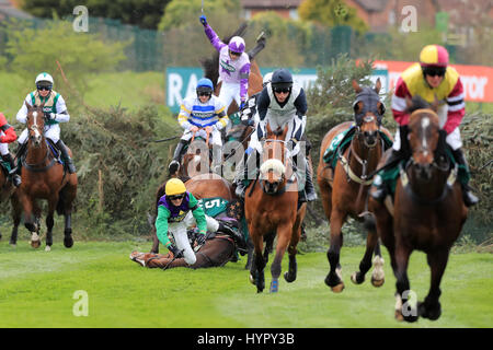 Aigle brisé monté par jockey Joe Hill (gauche) tombe au cours de la santé Randox Foxhunters' Ouvert Hunters' Chase au cours de la première journée de la santé Randox Festival Grand National à Aintree Racecourse. Banque D'Images