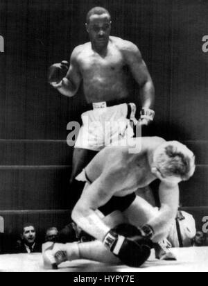 Le boxeur américain Sonny Liston se tient sur le boxeur Allemand Albert Westphal. Banque D'Images