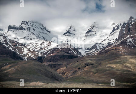 Les poussières de la neige en altitude sur le côté est de Steens Mountain le 28 mars 2017 près de Andrews, de l'Oregon. La montagne était appelé le 'Snowy Montagnes' par les premiers commerçants de fourrures et rebaptisé après le major Hénoc Steen, qui se sont battus et ont conduit les membres de la tribu Paiute de la montagne. Banque D'Images