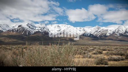 Les poussières de la neige en altitude sur le côté est de Steens Mountain le 28 mars 2017 près de Andrews, de l'Oregon. La montagne était appelé le 'Snowy Montagnes' par les premiers commerçants de fourrures et rebaptisé après le major Hénoc Steen, qui se sont battus et ont conduit les membres de la tribu Paiute de la montagne. Banque D'Images