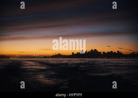 San Francisco Skyline Lever du soleil de la Baie - Bay Area, Californie du Nord, USA Banque D'Images San Francisco Skyline Lever du soleil de la Baie - Bay Area, Californie du Nord, USA Banque D'Images