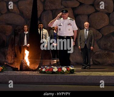 U.S. European Command, Curtis Scaparrotti dépose une couronne à l'Holocaust Memorial Museum Salle du Souvenir le 6 mars 2017 à Jérusalem, Israël. Banque D'Images