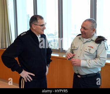 U.S. European Command, Curtis Scaparrotti répond aux Forces de défense israéliennes Gadi Eizenkot Chef de cabinet au Siège de l'armée israélienne le 6 mars 2017 à Tel-Aviv, Israël. Banque D'Images