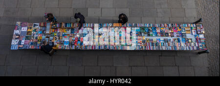 Londres, Royaume-Uni - Octobre 22, 2016 : Les gens qui vont à travers le livre, et d'enregistrer de bonnes affaires sur l'offre à la London Thames Southbank bookmarket. Banque D'Images