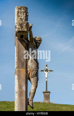 Croix en pierre dans le village de Monestier près d'Ambert, parc naturel régional du Livradois Forez. Puy de Dôme. L'Auvergne. France Banque D'Images