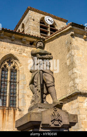 Monument aux morts et église du village de Monestier près d'Ambert, parc naturel régional du Livradois Forez. Puy de Dôme. L'Auvergne. France Banque D'Images