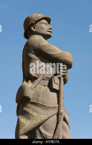 Monument commémoratif de guerre dans le village de Monestier près d'Ambert, parc naturel régional du Livradois Forez. Puy de Dôme. L'Auvergne. France Banque D'Images