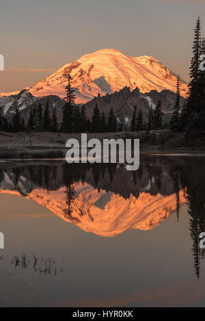 Le mont Rainier reflétant dans la Tipsoo Lake à l'aube, dans l'État de Washington, USA Banque D'Images