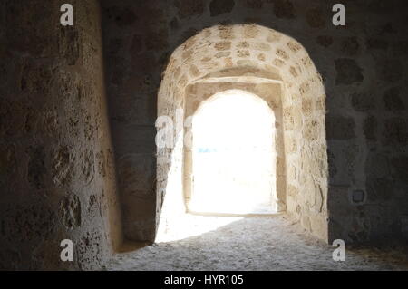 Passage à l'intérieur de l'arche à Al Qalah le Fort de Bahreïn, Bahreïn, au Moyen-Orient. Banque D'Images