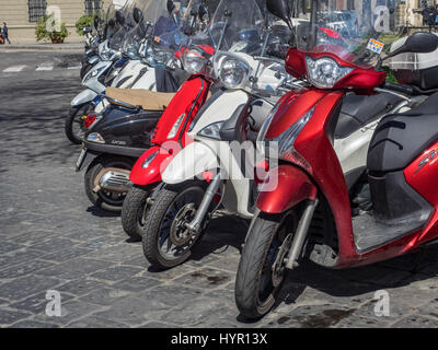 Ligne de scooters en stationnement sur rue à Florence, Toscane, Italie Banque D'Images