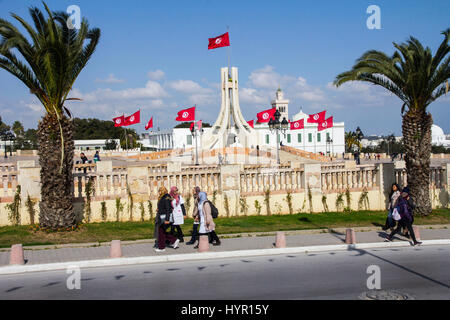 Il est entouré par les drapeaux rouge-sang de la Tunisie, la Kasbah Square font face à l'Hôtel de ville moderne et d'autres édifices gouvernementaux de Tunis, Tunisie. Banque D'Images
