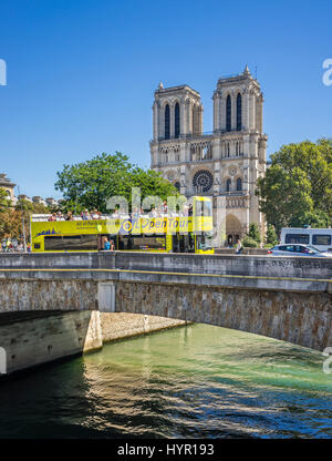 France, Paris, Seine, Ile de la Cité, vue du Petit Pont et Cathédrale Notre-Dame Banque D'Images