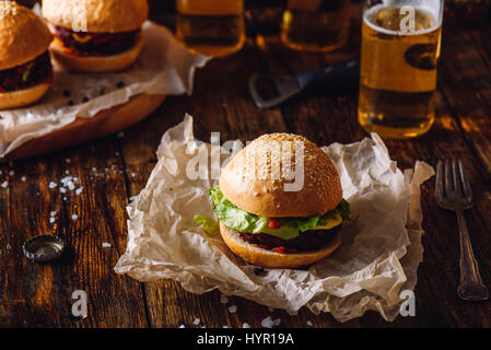 Burger fait maison avec de la bière. Banque D'Images