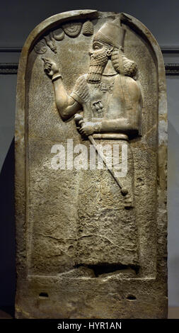 La stèle de gypse du roi assyrien Assurnazirpal II 883-859 avant J.C. Palais Royal de Nimrud . L'Iraq Mésopotamie Assyrie Kalhu. Banque D'Images