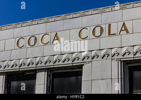 Indianapolis - Circa Octobre 2016 : l'ancienne usine d'embouteillage de Coca-Cola à l'art déco. L'ouverture de l'usine de coke en 1931 IV Banque D'Images