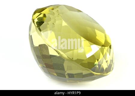 Coupe brillante citrine de Madagascar isolé sur fond blanc Banque D'Images