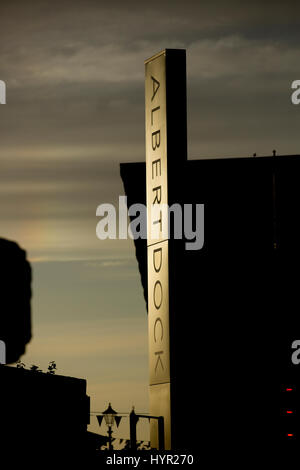 Crépuscule sur Albert Dock La signalisation d'entrée dans le quartier culturel de Liverpool. prises 11 juin 2014 à Liverpool, Merseyside, Royaume-Uni Banque D'Images