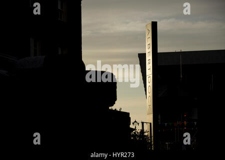 Crépuscule sur Albert Dock La signalisation d'entrée dans le quartier culturel de Liverpool. prises 11 juin 2014 à Liverpool, Merseyside, Royaume-Uni Banque D'Images