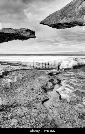 La glace se forme en noir et blanc, le lac Winnipeg, Canada Banque D'Images