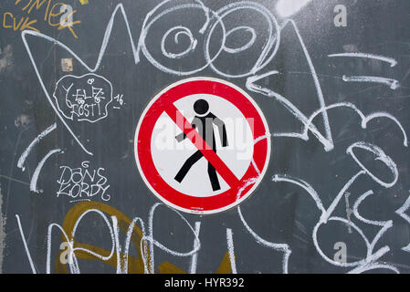 Pas de passage pour piétons, signe sur un mur gris avec gribouillis et graffiti Banque D'Images