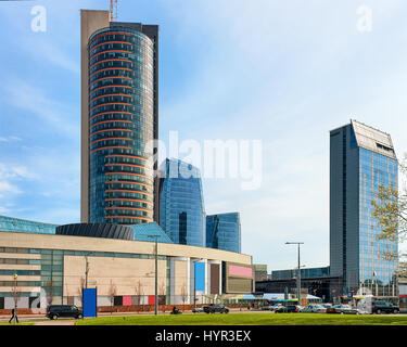 Le centre-ville avec des gratte-ciel dans le centre-ville de Vilnius, en Lituanie, au printemps. Les gens sur l'arrière-plan Banque D'Images